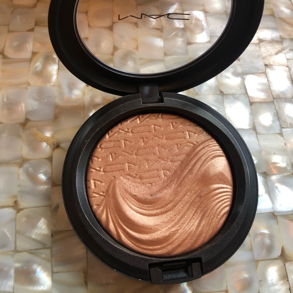Mac Extra dimension Skinfinish in Chic Copper